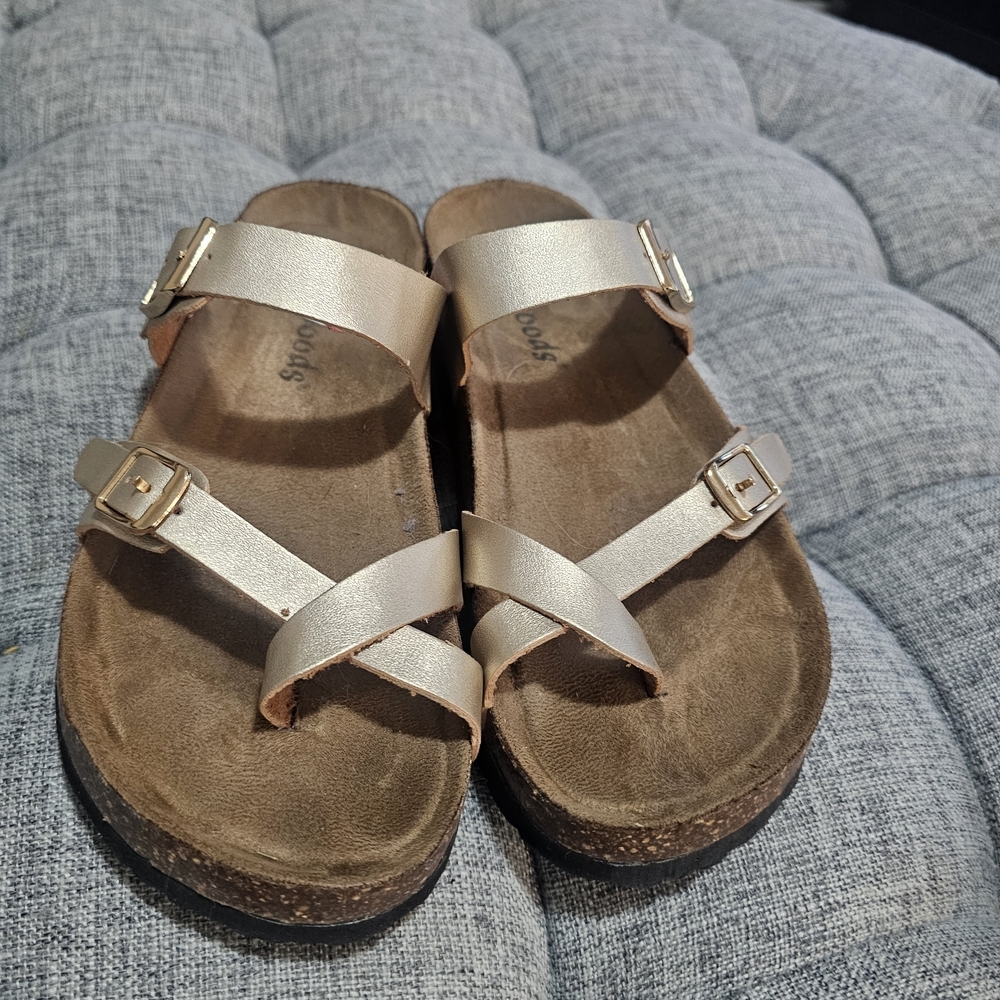 Outwoods Women's Sandals Gold Tone Boho Size 7 Toe Loop Erogonomic Footbed
